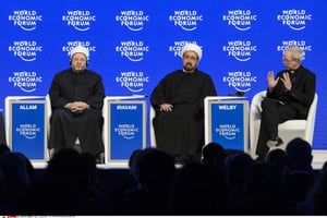 À gauche, le grand mufti égyptien Chawki Allam, en compagnie du directeur du Centre d’étude de l’Islam et du Moyen Orient, Ahmad Iravani, et de l’archevêque de Canterbury, Justin Welby, lors du Forum de Davos, en 2016. © Jean-Christophe Bott/AP/SIPA