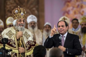 Le président égyptien Abdel Fattah al-Sissi aux côtés du pape copte Tawadros II dans la cathédrale de la Nativité du Christ près du Caire, le 6 janvier 2018. © AFP – Khaled Desouki