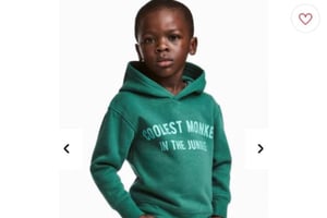L’inscription « Le singe le plus cool de la jungle » sur le pull de la marque H&M de ce petit garçon noir a créé un scandale sur internet. © Capture d’écran