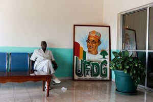 Le portrait de Cellou Dalein Diallo, dans les locaux de l’UFDG, à Conakry, en septembre 2013. © Emilie Raignier pour JA