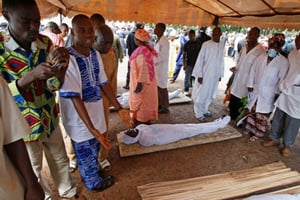 Le 2 octobre 2009, à Conakry, les proches des victimes du massacre du 28 septembre viennent identifier les corps. © SCHALK VAN ZUYDAM/AP/SIPA