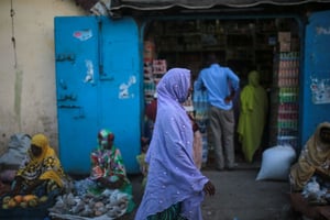 Une femme devant une boutique du marché de Djibouti, en mai 2015. © Mosa’ab Elshamy/AP/SIPA