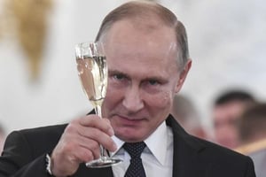 Le président russe Vladimir Poutine porte un toast au Kremlin à Moscou, lors d’une cérémonie le 28 décembre 2017. © Kirill Kudryavtsev/AP/Sipa