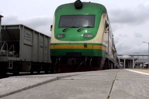 Le train relie Abuja à Kaduna au nord du Nigeria. © Capture d’écran J.A.
