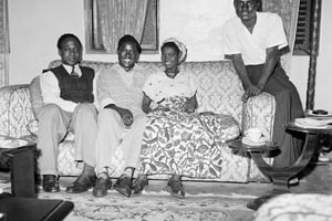 Le Ghanéen James Barnor, avec Kwame Nkrumah, Roy et Rebecca Ankrah, à Accra en 1952. © James Barnor/Neutral Grey