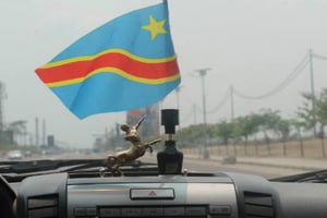 Le drapeau de la RDC dans un taxi de Kinshasa, en septembre 2017. © Ange Kasongo / J.A.