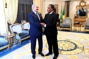 Khalifa Haftar (à g.) et Denis Sassou Nguesso, à Brazzaville, le 16 septembre 2017. © DR