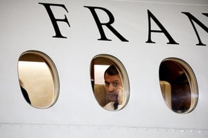 Emmanuel Macon à bord de l’avion présidentiel © AFP