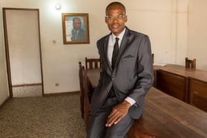 Léonce Hougbadji dirigeant politique béninois, au siège du Parti communiste Béninois à Cotonou © Jacques Torregano pour JA
