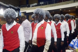 Abeokuta, 11 juillet 2014. Pyrates rendant hommage à Wole Soyinka, l’un des fondateurs de la confrérie pour son 80e anniversaire. © PIUS UTOMI EKPEI/AFP