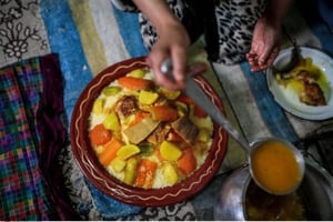 Une femme marocaine en train de préparer un couscous près de Tounfit, dans le Moyen Atlas. © Mosa’ab Elshamy/AP/SIPA