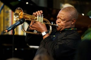 Hugh Masekela, lors d’un concert à Westminster Abbey en mars 2012. © Leon Neal/AP/SIPA