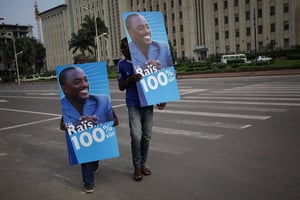 Deux partisans du président Joseph Kabila, le 9 décembre 2011 à Kinshasa. © Jerome Delay/AP/SIPA