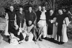 Photo non datée montrant, au premier rang de gauche à droite, Frère Paul, Frère Christophe, et au second rang Frère docteur Luc Dorchier (deuxième à gauche), Frère Michel (troisième à gauche), Père Amède (deuixème à droite) et Frère Jean-Pierre (1er à droite), six des sept moines kidnappés à Tibéhirine en 1996. © AFP