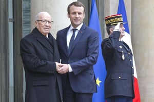 Le président tunisien Béji Caïd Essebsi, accueilli par le président français Emmanuel Macron pour une réunion à l’Elysée à Paris, le 12 décembre 2017. © Michel Euler/AP/SIPA