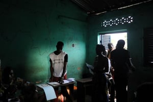 Des électeurs attendent pour voter dans l’un des bureaux de la commune de Matam, en Guinée, en 2013 (photo d’illustration). © Émilie Raignier pour Jeune Afrique