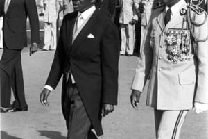 Le président de la République du Sénégal, Léopold Sédar Senghor et Dawda Jawara, président de la République de Gambie, assistent aux cérémonies du vingtième anniversaire de l’Indépendance du Sénégal, à Dakar, le 8 avril 1980 © G. Plazanet/Look International