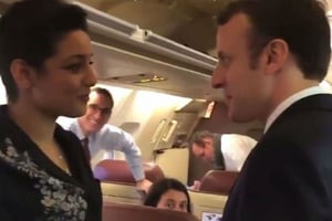 Maha Issaoui et Emmanuel Macron, dans un avion à Orly le 31 janvier 2018. © DR / Capture d’écran Youtube