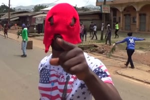 Un manifestant à Bamenda lors de la déclaration symbolique de l’indépendance de l' »Ambazonie » le 1er octobre 2017. © Capture d’écran J.A.