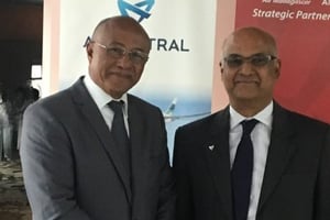 Rolland Besoa Razafimaharo, directeur général d’Air Madagascar , et  Marie-Joseph Malé, directeur général d’Air Austral. © Rémy Darras