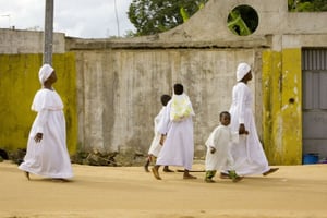 Des fidèles d’une église des chrétiens célestes, en octobre 2012. au Bénin, pays souvent considéré comme le pays d’Afrique le plus tolérant en matière de religion. © Jacques TORREGANO pour Jeune Afrique