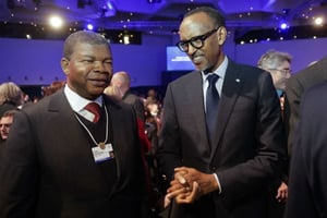 João Lourenço, à gauche, le président de l’Angola et Paul Kagame, à droite, président du Rwanda, assistent à la séance d’ouverture du Forum économique mondial, WEF, à Davos, en Suisse, le 23 janvier 2018 © Markus Schreiber/AP/SIPA