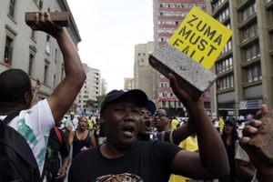 Des membres du Congrès national africain (ANC) manifestent à l’extérieur du siège du parti à Johannesburg, pour réclamer le départ anticipé du président Jacob Zuma, le 5 février 2018. © Themba Hadebe/AP/SIPA