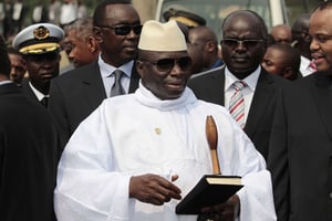 Le président gambien Yahya Jammeh, le 30 juin 2011, devant le Centre de conférences de Sipopo à Malabo, en Guinée équatoriale, avant la session d’ouverture du 17ème Sommet de l’Union africaine. © Rebecca Blackwell/AP/SIPA