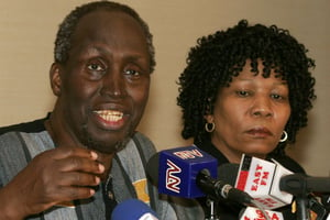 Ngugi wa Thiong’o et son épouse Njeeri wa Ngugi lors d’une conférence de presse à Nairobi en décembre 2006. © REUTERS/Thomas Mukoya