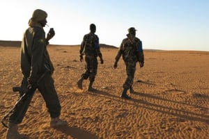 Des militaires maliens lors d’une patrouille aux abords de Ménaka, dans le nord du Mali, en 2014. © Dorothée Thiénot pour Jeune Afrique