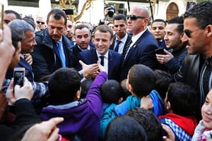 Le président français s’offrant un bain de foule dans les rues d’Alger. © Banque de France