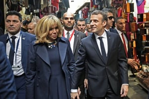 Le couple présidentiel français se promenant dans la médina de Tunis, le 1er février. © eric feferberg/ABC/Andia.fr