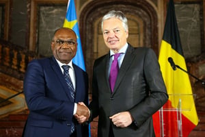 Léonard She Okitundu, le ministre congolais des Affaires étrangères, et son homologue belge, Didier Reynders, en février 2017 © Bauweraerts/SIPA