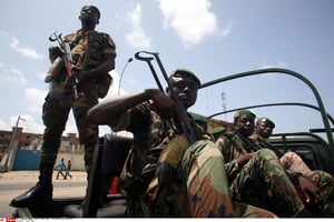 Les soldats des forces républicaines ivoiriennes patrouillent dans une section récemment pacifiée du district de Yopougon, à Abidjan, en Côte d’Ivoire, le 5 mai 2011. © Emanuel Ekra/AP/SIPA