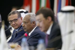 Bandar Mohamed Hajjar (au centre), aux côtés du ministre marocain des Finances Mohamed Boussaid (à gauche), lors de la rencontre annuelle des institutions financières arabes, à Rabat, le 18 avril 2017. © Abdeljalil Bounhar/AP/SIPA