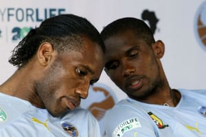Didier Drogba et Samuel Eto’o, en 2010 à Paris. © acques Brinon/AP/SIPA
