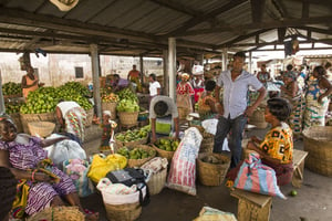 La nouvelle fiscalité doit convaincre les acteurs informels de l’économie à régulariser leur situation. ici, le grand marché de fruits de Lomé, en 2014. © Jacques Torregano pour Jeune Afrique