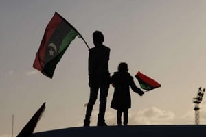 Des enfants en train de brandir le drapeau libyen, lors du deuxième anniversaire du soulèvement de 2011. © Mohammad Hannon/AP/SIPA