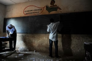 Dépouillement des votes au centre Nelson Mandela à Kati, dans la banlieue de Bamako, le 28 juillet 2013. © Émilie Régnier pour Jeune Afrique