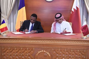 Mahamat Zene Cherif, ministre tchadien des Affaires étrangères, et Sheikh Mohamed Bin Abdul Rahman Al-Thani, son homologue qatari, lors de la signature ce mardi 20 février 2018. © DR / MAE tchadien.