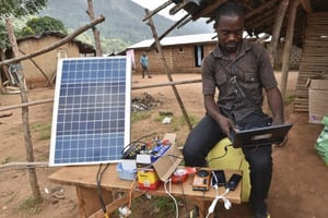 Au début de 2017, 1,1 million de kits solaires individuels ont déjà été vendus en Afrique. Ici à Diebly, village au pied du mont Péko, en Côte d’Ivoire, en octobre 2016. © Sia KAMBOU/AFP