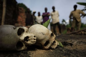 Les restes de jeunes hommes tués en mars 2011 dans un incendie criminel, près de Blolequin, dans l’ouest de la Côte d’ivoire. © Rebecca Blackwell/AP/SIPA