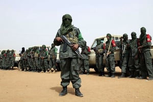 Des troupes maliennes aux côtés d’anciens rebelles, lors d’une patrouille commune en février 2017 près de Gao. © Baba Ahmed/AP/SIPA