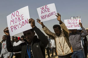 Manifestations de migrants devant la prison de Saharonim, dans le désert de Negev, dans le sud d’Israël. © Tsafrir Abayov/AP/SIPA