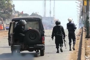 Des policiers lors d’affrontements avec des partisans de l’opposition, le 12 février 2018 à Conakry. © Reuters