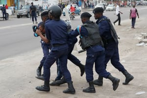 Des policiers interpellent un manifestant, le 25 février 2018 devant la cathédrale Notre-Dame à Kinshasa. © REUTERS/Goran Tomasevic