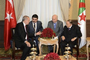 Recep Tayyip Erdogan, à gauche, et Abdelaziz Bouteflika, à droite, à Alger, le 27 février 2018. © Kayhan Ozer/AP/SIPA