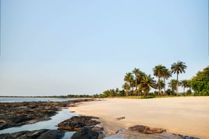 La plage de Bel-Air, une bande de sable fin de 7 km bordée de cocotiers. © Youri Lenquette