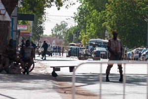 Un soldat burkinabè à proximité de l’état-major de Ouagadougou, cible d’une attaque ce vendredi 2 mars. © REUTERS/Anne Mimault