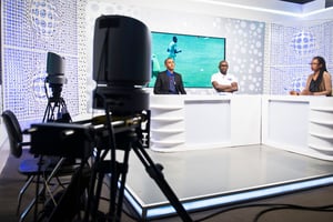 L’équipe de CIS TV prête à reprendre l’antenne en plateau après la diffusion d’un match en direct © Youri Lenquette pour Jeune Afrique